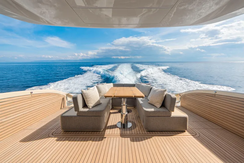  Yacht Photos Pics Luxurious Invictus ST550 yacht deck with ocean view, 2025 model.
