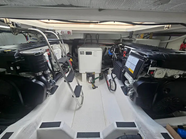 R Queen III Yacht Photos Pics 