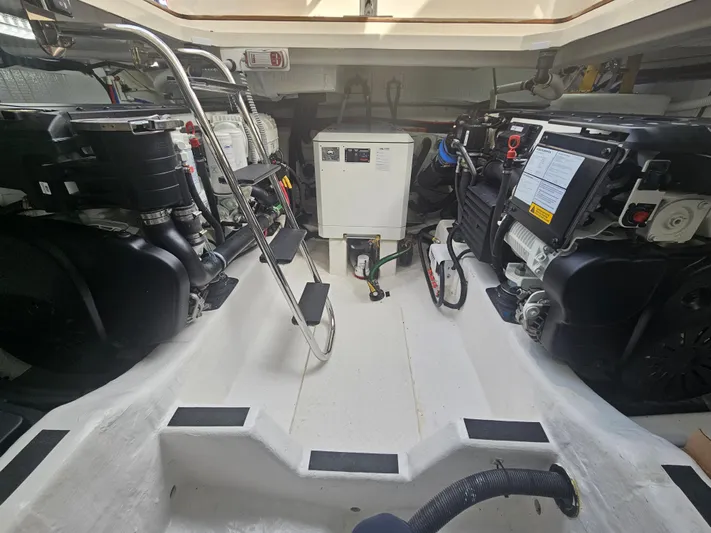 R Queen III Yacht Photos Pics 