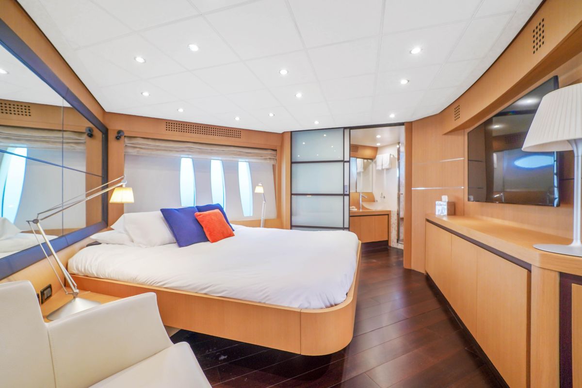 2007 Pershing 90 