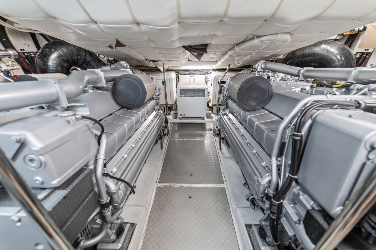 2007 Pershing 90 