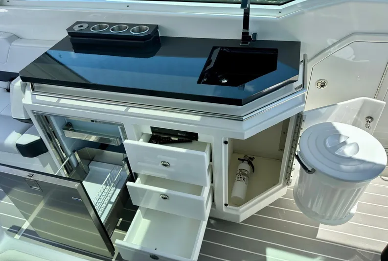 Das Liebesboot Yacht Photos Pics 38 Formula 380 Super Sport Crossover-Galley