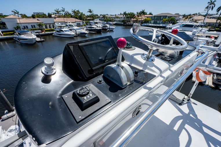 2001-60-2-hatteras-60-convertible
