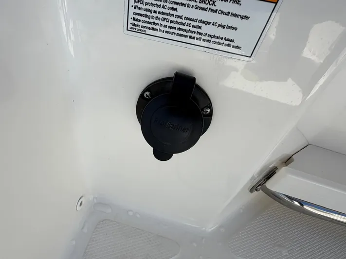  Yacht Photos Pics Boston Whaler 28 Vantage 2022 boat outlet detail view.