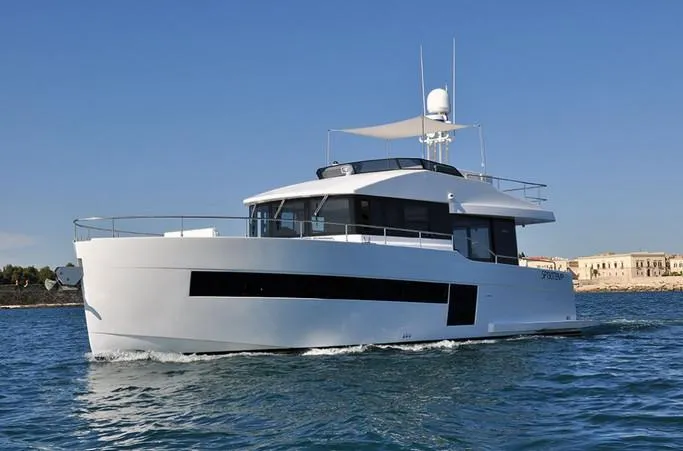  Yacht Photos Pics Manufacturer Provided Image: Sundeck 550