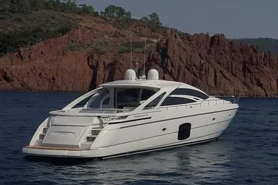Pershing 70