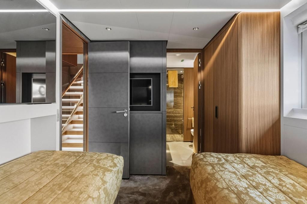 2018 Custom Line 120 