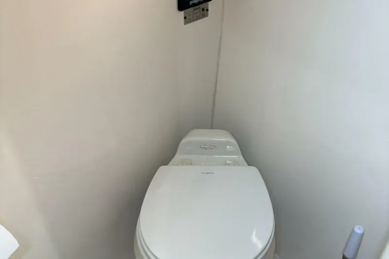 Carlet Vivian IV Yacht Photos Pics Toilet in 2004 Carver 56 Voyager yacht bathroom.