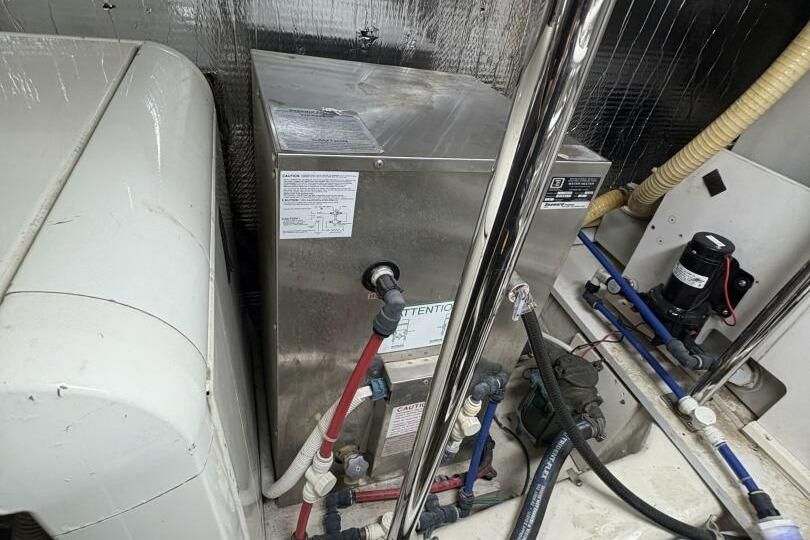2004 Carver 56 