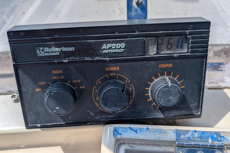 Fishers Folly IV Yacht Photos Pics Autopilot control panel on 1988 Offshore Yachts 48 Yachtfisher, displaying course settings.