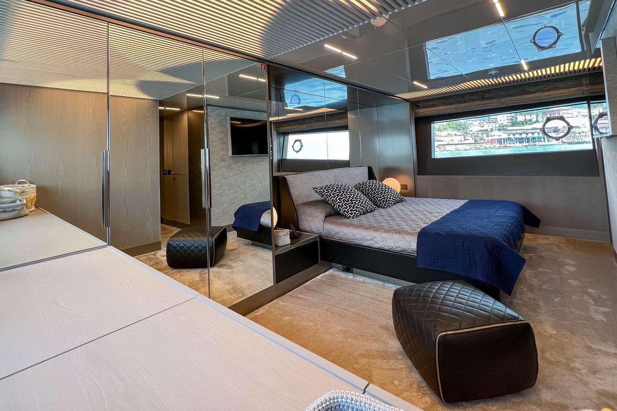 2019 Ferretti Yachts 85 