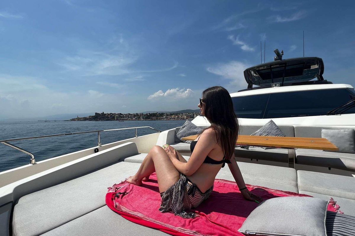2019 Ferretti Yachts 85 