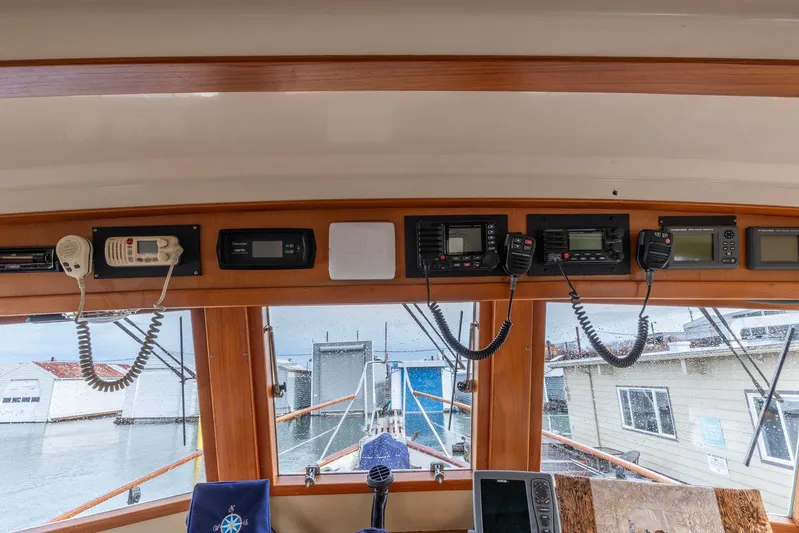 Points North III Yacht Photos Pics Interior view of 1986 Kadey-Krogen 42 boat with navigation equipment and radios.