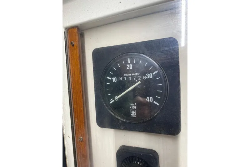 Points North III Yacht Photos Pics Tachometer of 1986 Kadey-Krogen 42 displaying engine hours and RPM.