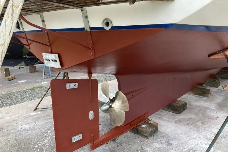 Points North III Yacht Photos Pics 1986 Kadey-Krogen 42 boat hull and propeller on dry dock.