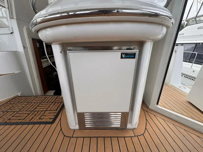  Yacht Photos Pics 2002 Carver 466 Motor Yacht interior with built-in Parytan appliance on teak flooring.