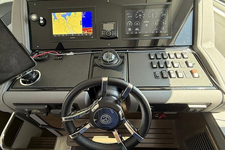 2020 Cruisers Yachts 43 