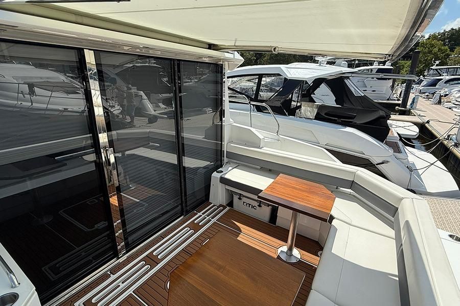 2020 Cruisers Yachts 43 