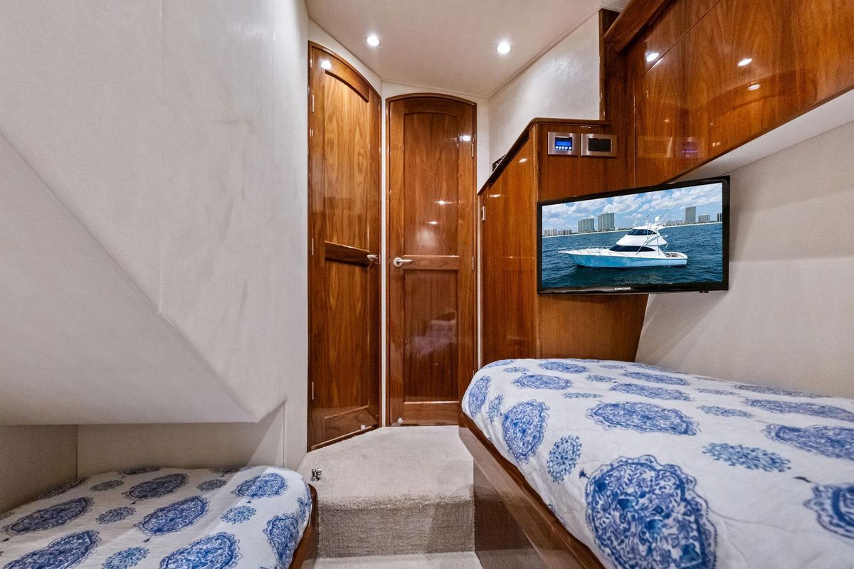 2017 Viking 62 