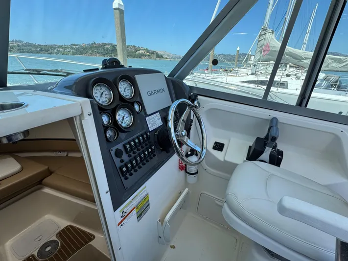 Empty Nest Yacht Photos Pics Interior view of 2012 Seaswirl Striper 2601 Walkaround boat cockpit with Garmin navigation system.