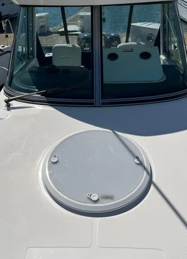 Empty Nest Yacht Photos Pics 2012 Seaswirl Striper 2601 Walkaround boat deck with windshield and hatch.