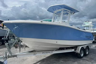 Robalo R230 Center Console