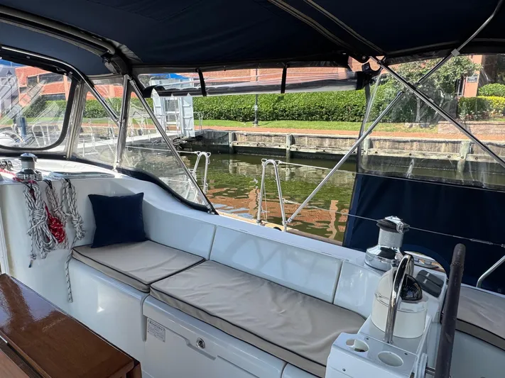 Sanctuary Yacht Photos Pics 2005 Beneteau Oceanis Clipper 473 yacht interior with seating and marina view.