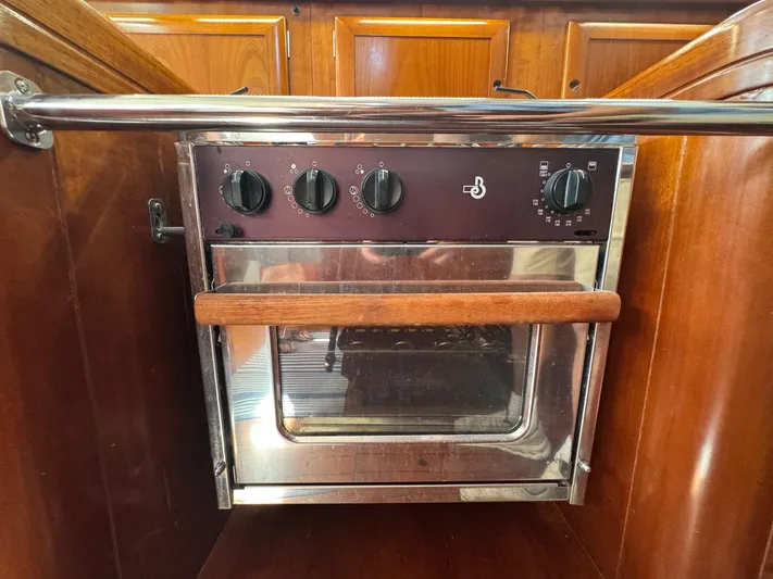 Sanctuary Yacht Photos Pics Stainless steel oven in 2005 Beneteau Oceanis Clipper 473 yacht kitchen.