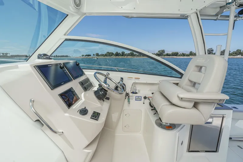 Slingshot Yacht Photos Pics 2018 Boston Whaler 315 Conquest helm with modern controls and ocean view.