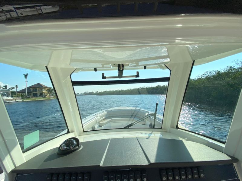 2019 Boston Whaler 330 Outrage