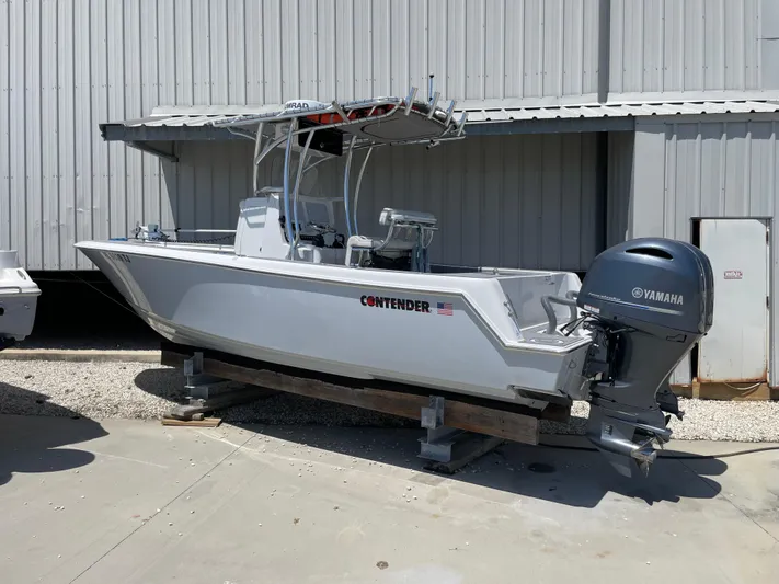Motivated Yacht Photos Pics 2022 Contender 25 Tournament boat with Yamaha engine, displayed outdoors.
