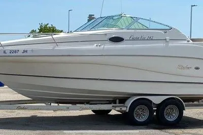 Rinker 242 Fiesta Vee