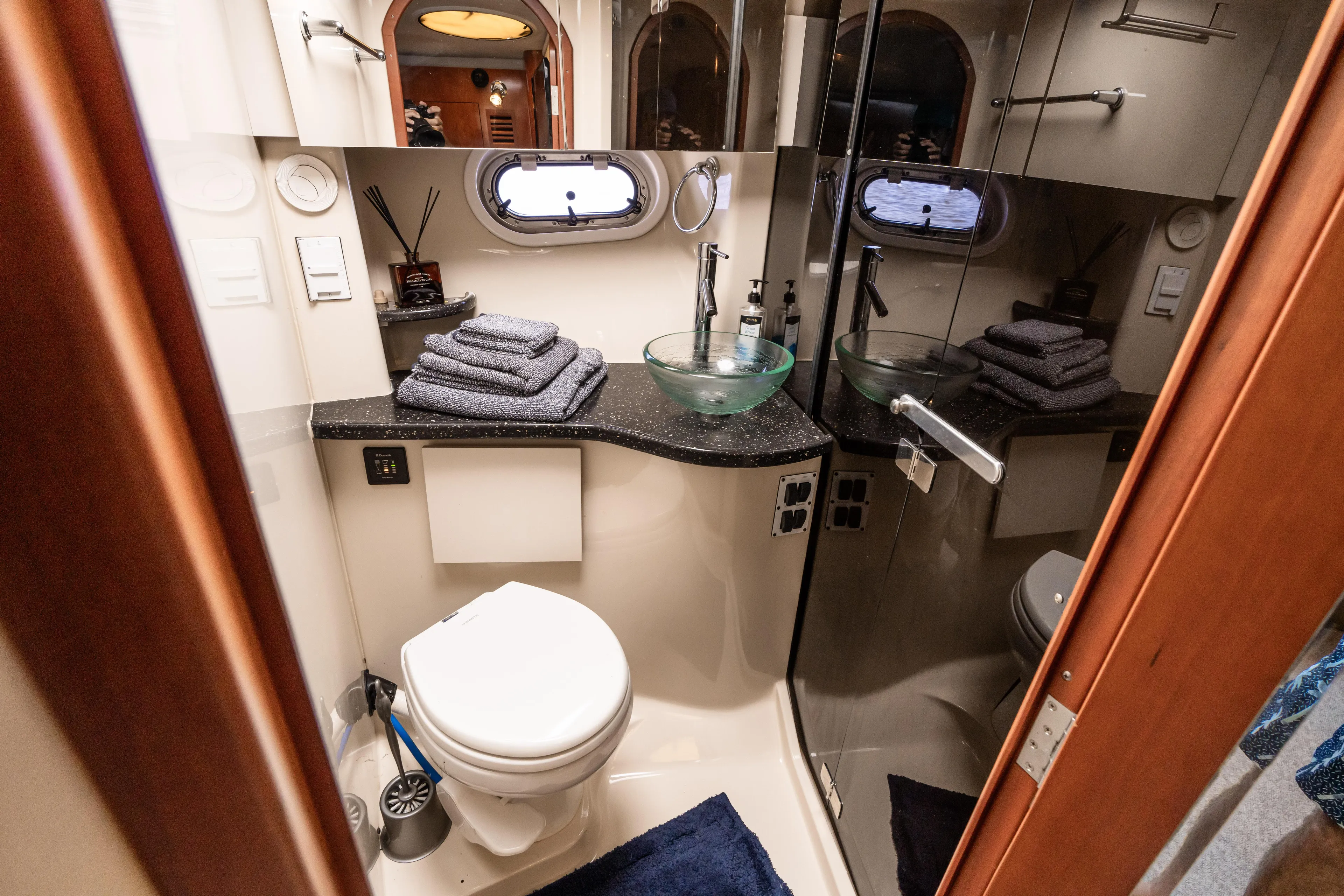 Four Fans Yacht Photos Pics Luxurious 2008 Four Winns V378 yacht bathroom with modern fixtures and elegant design.