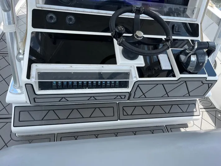 Albie Fishing Yacht Photos Pics 2007 SeaVee 34B boat dashboard with steering wheel and control panel.