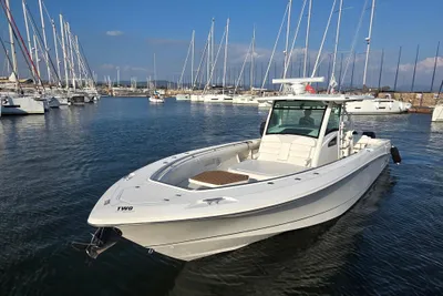 Boston Whaler 370 Outrage