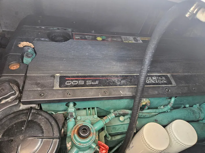  Yacht Photos Pics Engine of 2005 Four Winns 378 Vista boat, featuring Volvo Penta IPS 500 system.