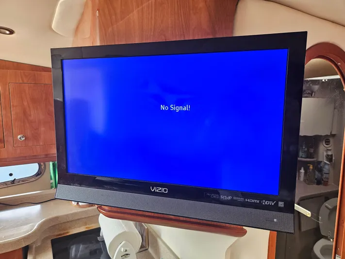  Yacht Photos Pics Vizio TV displaying "No Signal" in 2005 Four Winns 378 Vista boat interior.