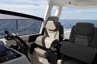 poste de pilotage avec ses deux sièges bis