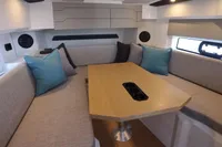 interieur de la cabine : banquette et table