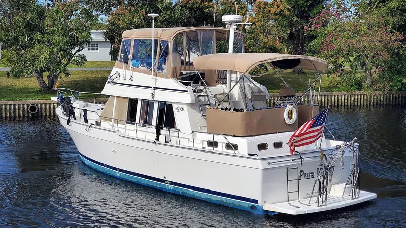 Pura Vida Yacht Photos Pics Port Stern Profile