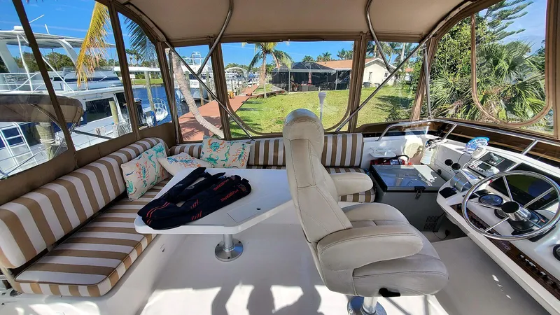 Pura Vida Yacht Photos Pics Flybridge Port