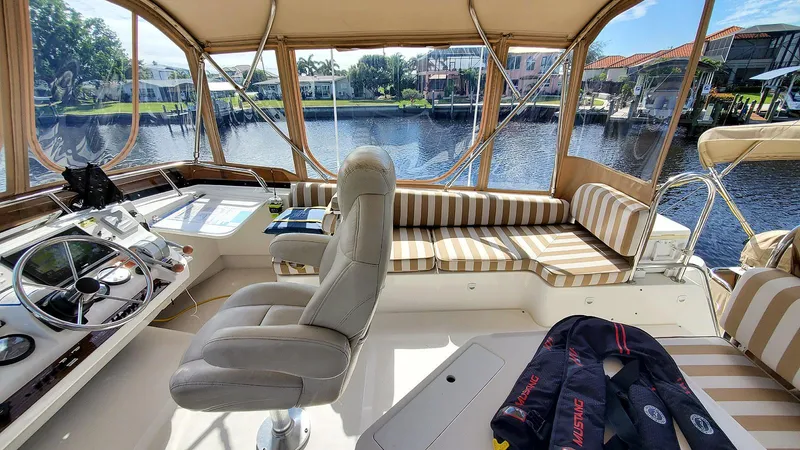 Pura Vida Yacht Photos Pics Flybridge Starboard