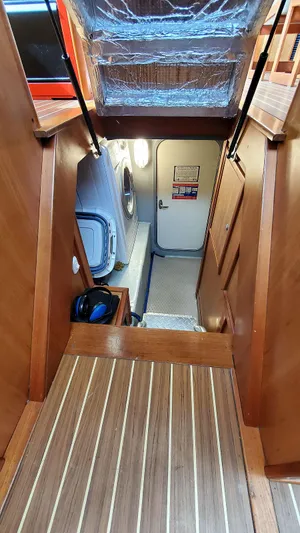 Pura Vida Yacht Photos Pics Engine Room Companionway