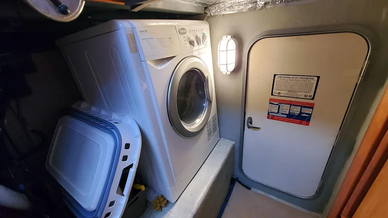 Pura Vida Yacht Photos Pics Laundry