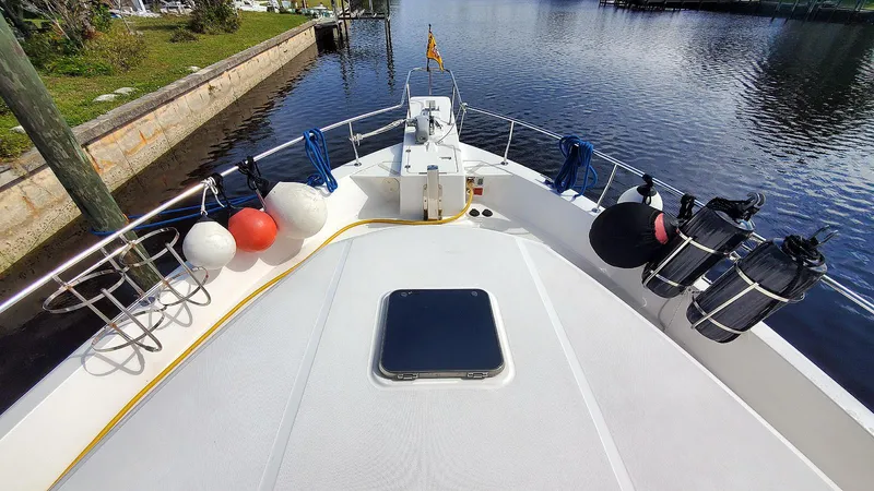 Pura Vida Yacht Photos Pics Fore Deck Forward