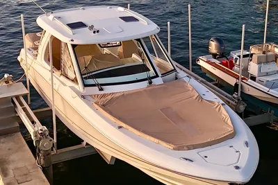 Boston Whaler 380 Realm