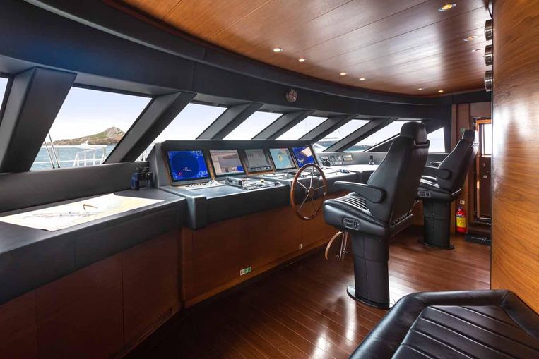 2013-153-cantieri-di-pisa-motor-yacht