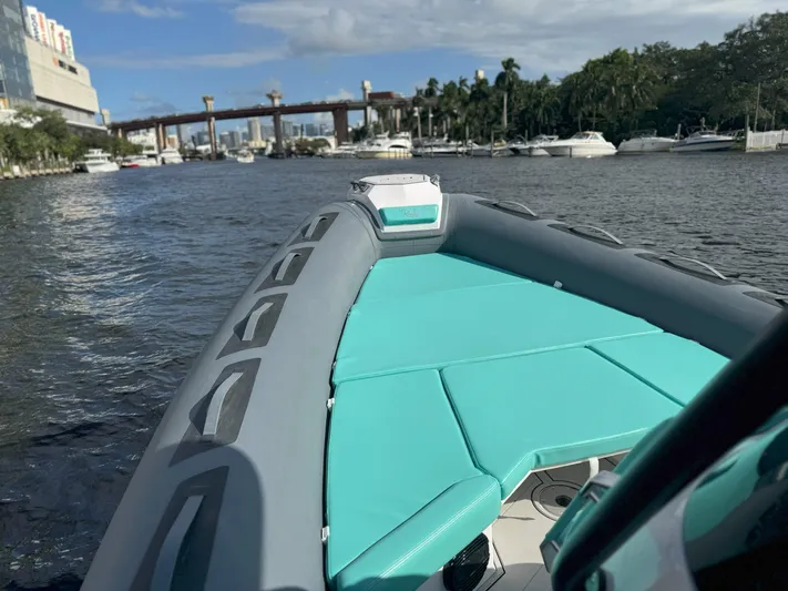  Yacht Photos Pics Ranieri CAYMAN 27.0 SPORT TOURING boat on a scenic waterway, 2025 model.