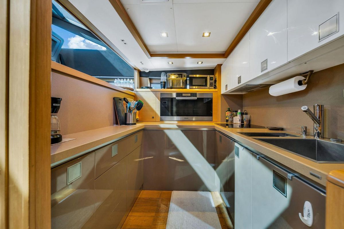 2013 Ferretti Yachts 80 
