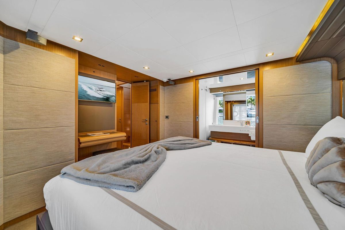 2013 Ferretti Yachts 80 